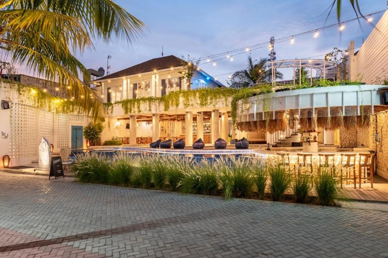 ギリ島ツアー Beach House Resort